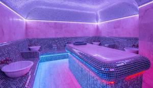 西格伏沙尔克Katalina SPA Resort的粉红色的浴室设有浴缸和水槽