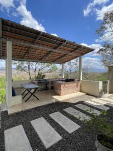 拉乌尼翁Breathtaking Mountain Views in La Union, El Salvador的天井设有野餐桌和木制凉亭