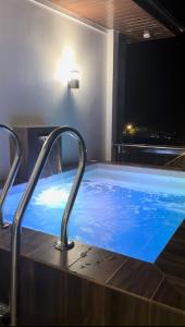 马里韦莱斯Casa Amores: Camaya Coast的一间大型热水浴缸,位于酒店客房内