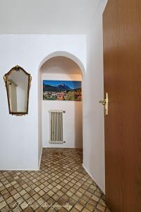 米滕瓦尔德卡纳膳食公寓酒店的走廊上设有门,墙上挂着一幅画