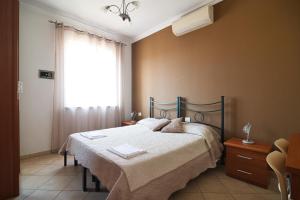 内图诺La Casa degli Artisti 1的一间卧室设有一张床和一个窗口