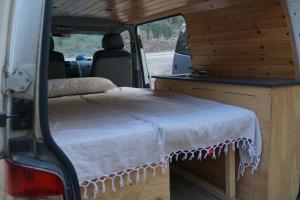 伊维萨镇Ibiza Camper Vans的露营车后面的一张床位