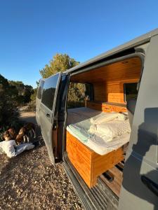 伊维萨镇Ibiza Camper Vans的一辆面包车,门开,床在里面