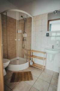 杜什尼基-兹德鲁伊Willa Baca的带淋浴、卫生间和盥洗盆的浴室