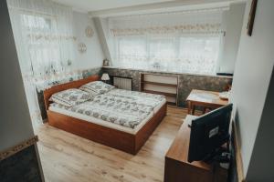 杜什尼基-兹德鲁伊Willa Baca的一间卧室配有一张床和一台电视。