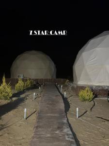 瓦迪拉姆7star camp的沙漠中两个圆顶帐篷