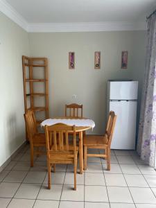 ŻarkiJurajka的厨房配有桌椅和冰箱。