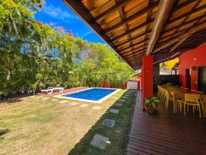 马塔迪圣若昂Casa do Lord - Natú的户外庭院设有游泳池和桌椅