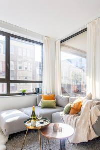 安特卫普Deluxe apartment suite with terrace的带沙发和大窗户的客厅