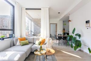 安特卫普Deluxe apartment suite with terrace的客厅配有沙发和桌子