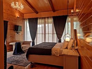 穆索里The Brigadiers Cottage, Mussoorie的一间卧室配有一张大床和一个吊灯。