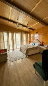 穆索里The Brigadiers Cottage, Mussoorie的一间带一张床和吊灯的大卧室