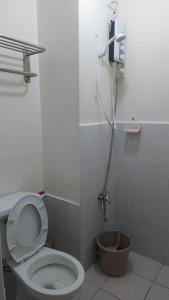 马尼拉Zafreen Staycation/CONDOTEL的一间带卫生间和淋浴的浴室