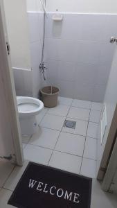 马尼拉Zafreen Staycation/CONDOTEL的浴室设有卫生间,地板上设有迎宾标志