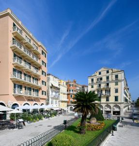 科孚镇阿卡迪亚酒店的一条拥有建筑和棕榈树的城市街道