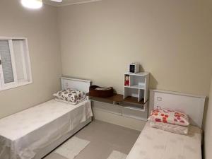 迈林克chalé charmoso - Mairinque的一间卧室设有两张床和窗户。