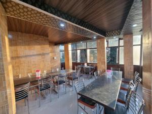 戴尔豪斯Jungle Stay Dalhousie(Kalatop)的用餐室设有桌椅和窗户。