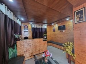戴尔豪斯Jungle Stay Dalhousie(Kalatop)的客房设有木镶板和电视。