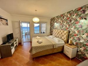多布拉沃达Apartments AriaSana的一间卧室配有一张带华丽墙壁的床