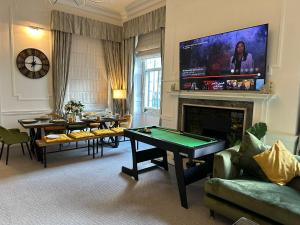 伦敦Stylish 3 Bedroom Luxury in Harley Street - 3HS的客厅设有台球桌和电视。