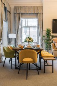 伦敦Stylish 3 Bedroom Luxury in Harley Street - 3HS的一间带桌椅的用餐室