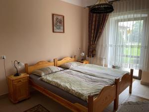 ŻarkiJurajka的一间卧室设有一张大床和窗户