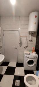 米特罗维察ARIA的一间带卫生间和水槽的小浴室