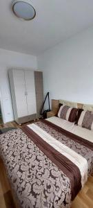 米特罗维察ARIA的一间卧室,卧室内配有一张大床