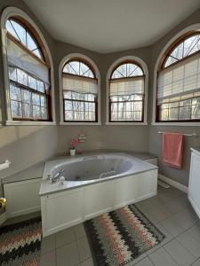 WoodlawnMarley's home的大型浴室设有大窗户和大浴缸。