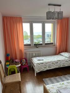 苏瓦乌基Apartament Centrum的一间小卧室,配有两张床和窗户