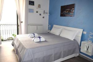 维耶特里B&B Vietri 360的蓝色卧室,配有带毛巾的床