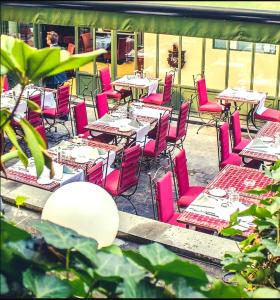 布鲁塞尔马诺斯普利米尔酒店的一排配有粉红色椅子的桌椅