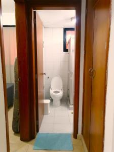 Boca de AroaTucacas, Sotavento的一间位于客房内的白色卫生间的浴室