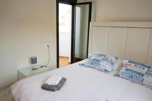 米哈斯Casa Topacio Luxury Villa, 3 bedrooms sleeps 8的一张带两个枕头的床和一条毛巾