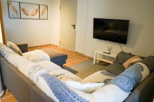 米哈斯Casa Topacio Luxury Villa, 3 bedrooms sleeps 8的客厅配有2张沙发和1台平面电视