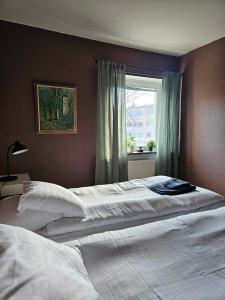 阿沃斯塔Lilla Älvbrogården i stan的卧室内的一张大床,设有窗户