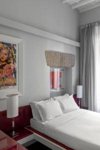 罗马BDB Rooms Margutta的卧室配有一张白色大床和两盏灯。