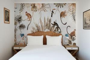 法鲁Casa Apollo Guesthouse的一间卧室配有一张带猴子壁纸的床