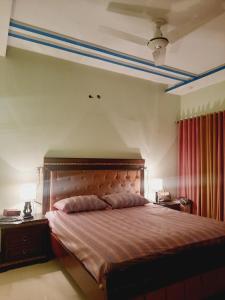 卡拉奇Dream home 2 & 4 bedroom Family house的一间卧室配有一张床和两个带灯的床头柜