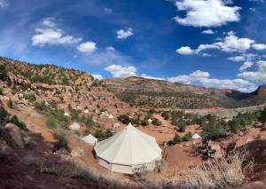 Hildale锡安探险豪华野营地的沙漠中的帐篷,以群山为背景