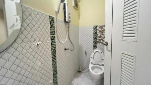 Ban Na Oiที่พักสกลนครกรีนเฮ้าส์รีสอร์ท的一间带卫生间和淋浴的浴室
