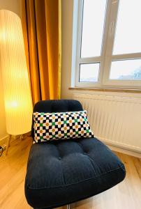 德累斯顿D52 - das Businessapartment的靠窗前带枕头的椅子