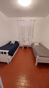 乌拉圭河畔康塞普西翁Depto 9 de Julio的一间卧室配有两张床和一盏灯。