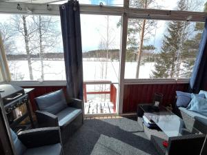 于韦斯屈莱Two bedroom cottage with peaceful views的享有雪覆盖庭院景致的客厅