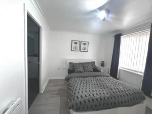 Ocker HillShazeal Apartment Tipton的白色的卧室设有床和窗户