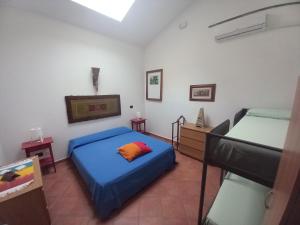 利沃诺"La Casita", 2 Floors Apartment, Private Parking 1 car OR 2 Bikes, Air-Cond and Terrace的一间卧室设有两张床和两个床头柜