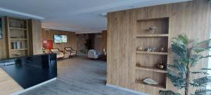 泰布克Nazik sweet - نازك سويت شقق فندقية的客厅设有大型木墙