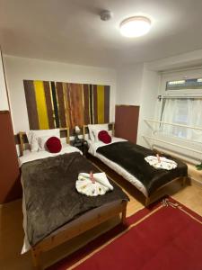 布达佩斯Allaga House的一间卧室配有两张带毛巾的床
