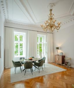 维也纳Roosevelt Stadthaus的一间带桌椅和吊灯的用餐室