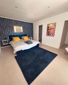 艾日A Eze , Bas de villa piscine près de Monaco的一间卧室配有一张大床和黑色地毯